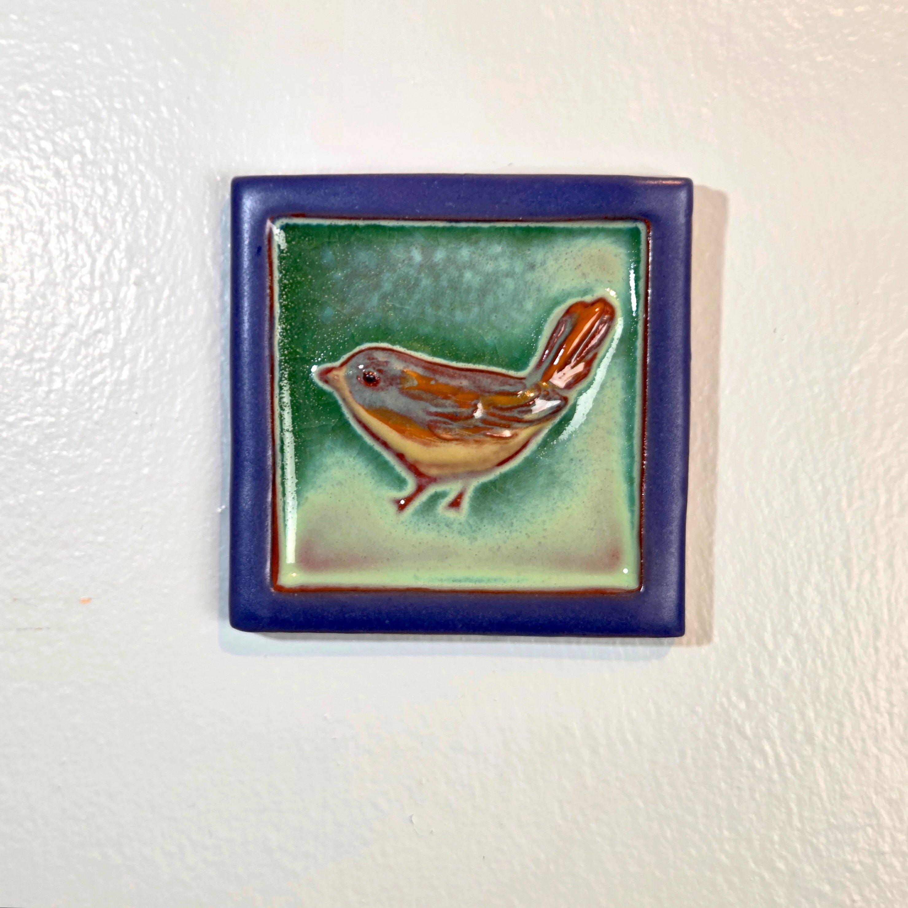 Small Wren Tile with Dark Blue Edge - Heart of the Home Inc