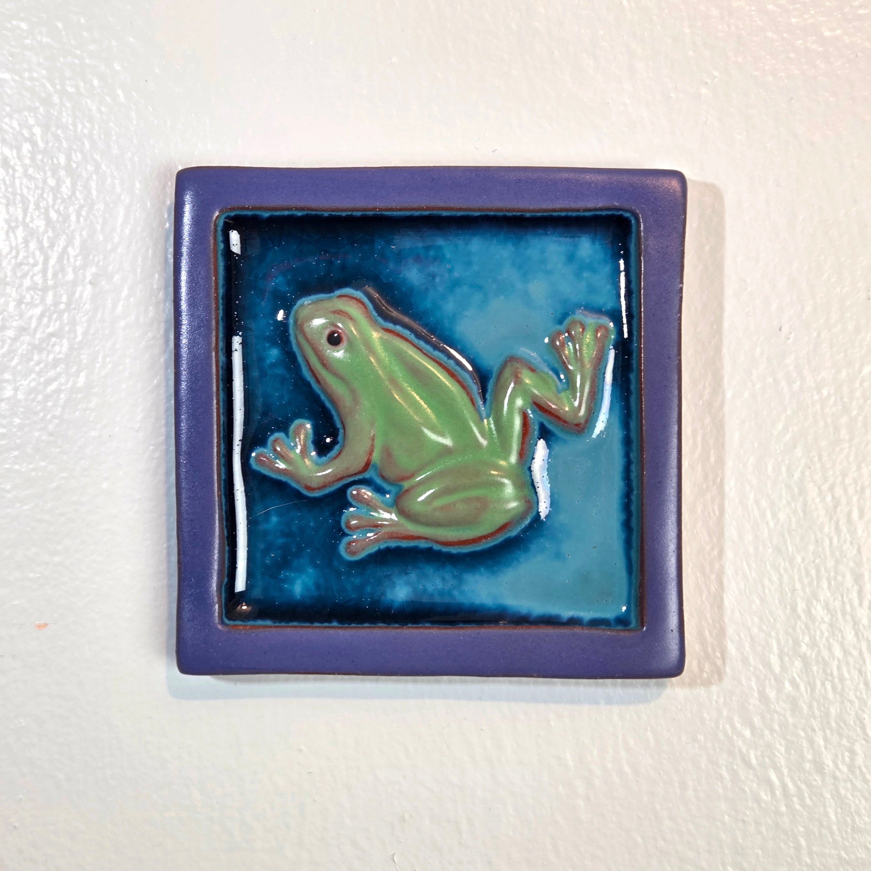 Small Frog Tile with Dark Blue Edges - Heart of the Home Inc