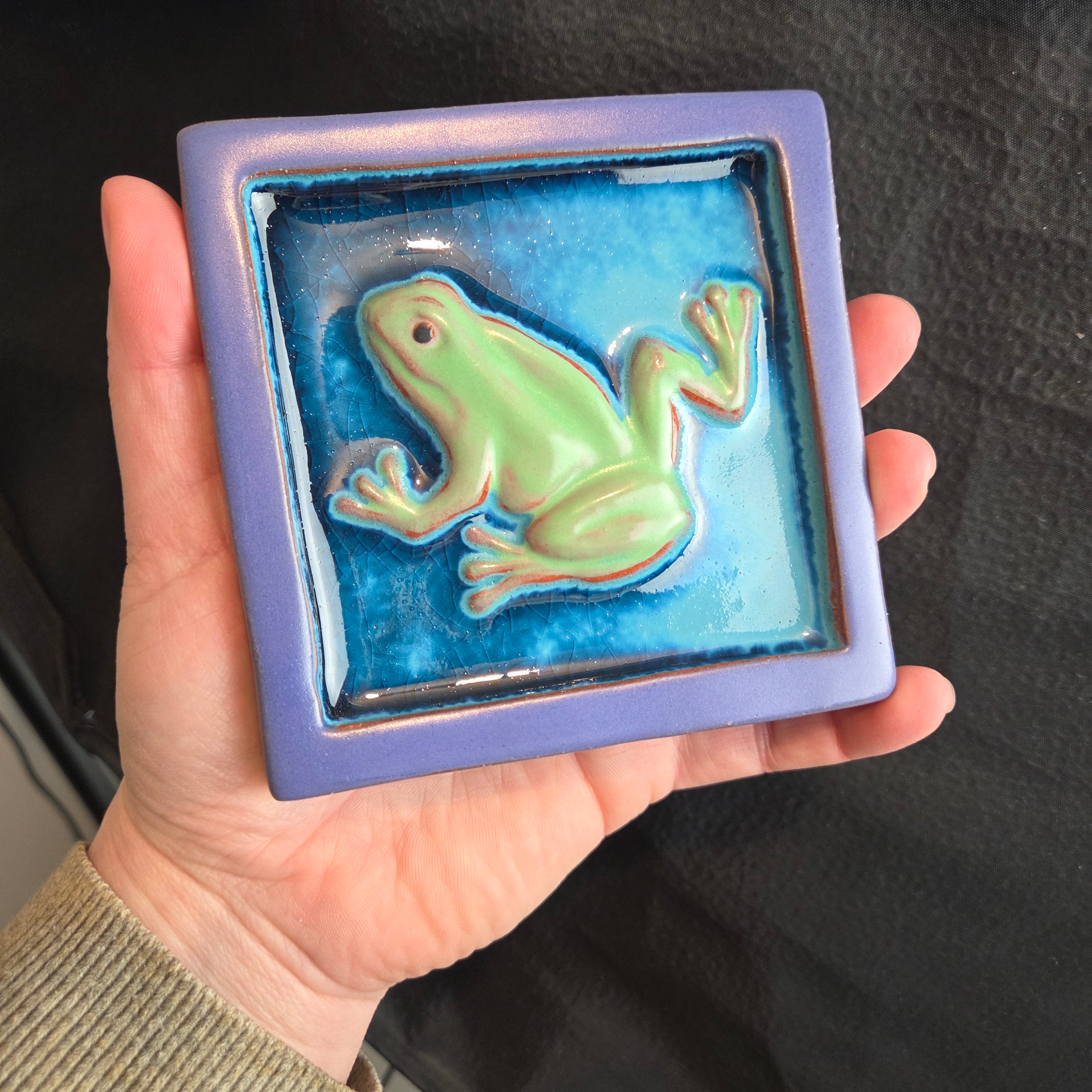 Small Frog Tile with Dark Blue Edges - Heart of the Home Inc
