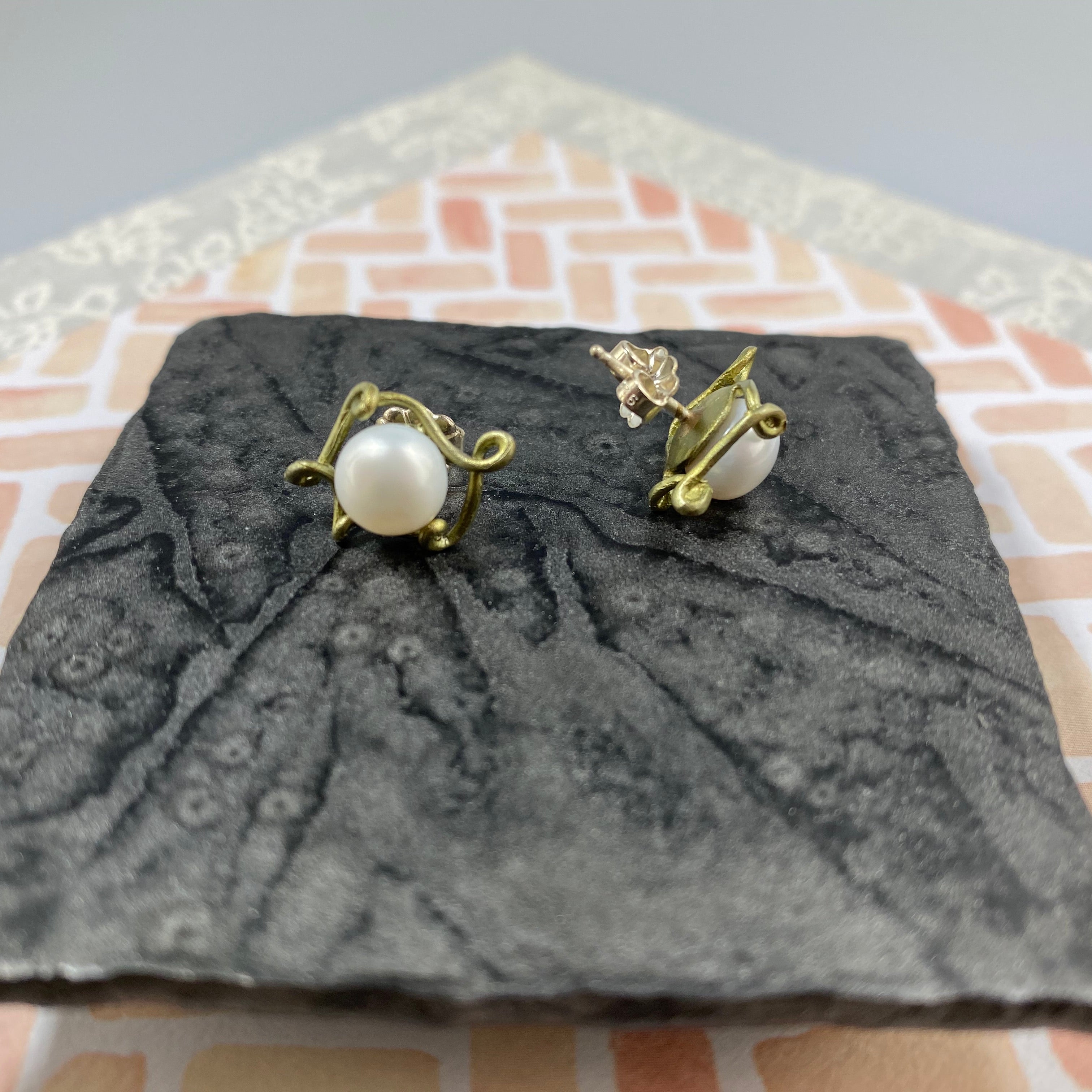 Pea Pod Post Earrings - Heart of the Home PA