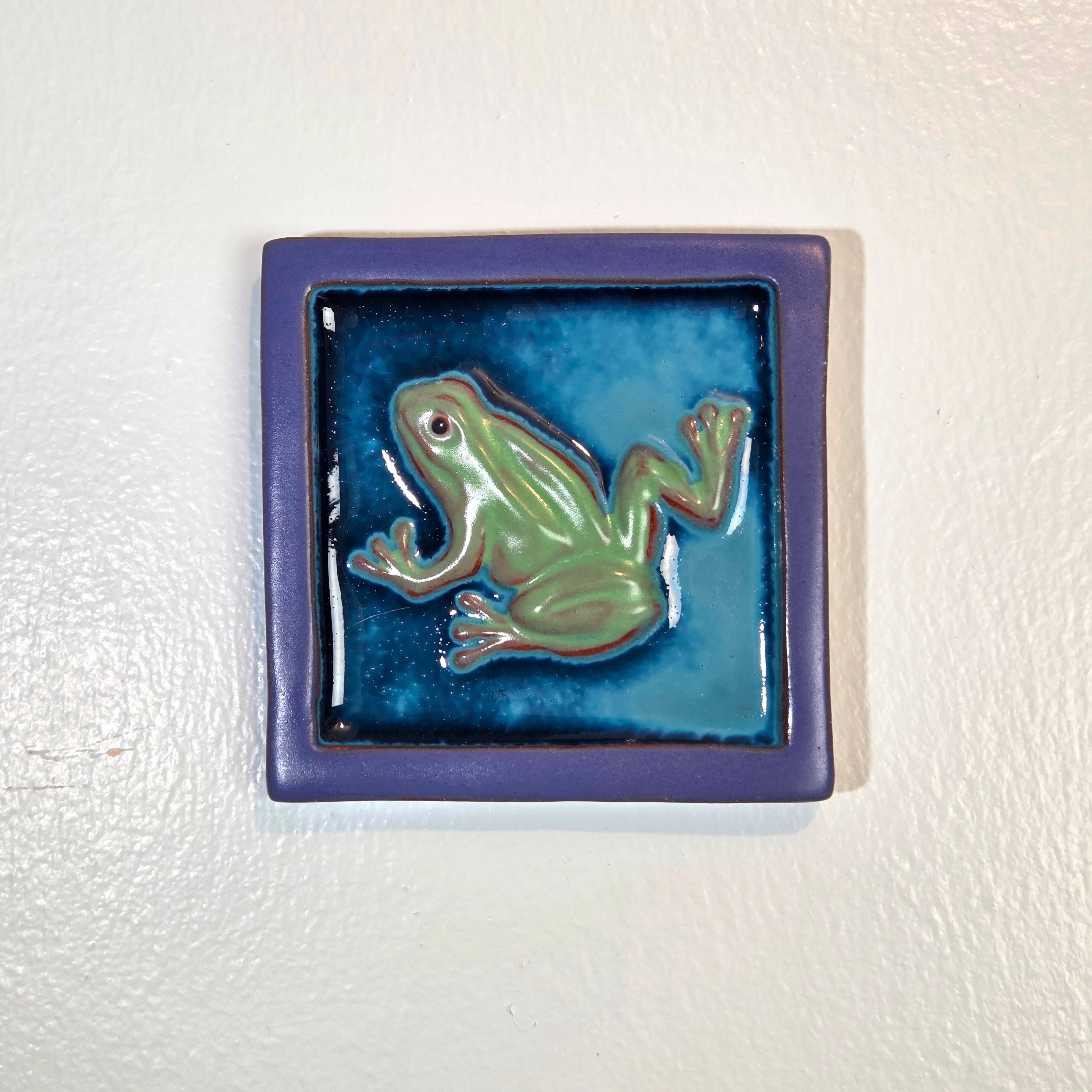 Small Frog Tile with Dark Blue Edges - Heart of the Home Inc