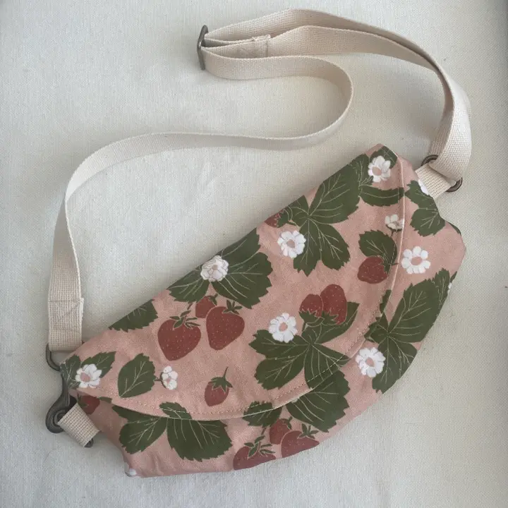 Strawberry Crossbody Crescent Bag - Heart of the Home Inc