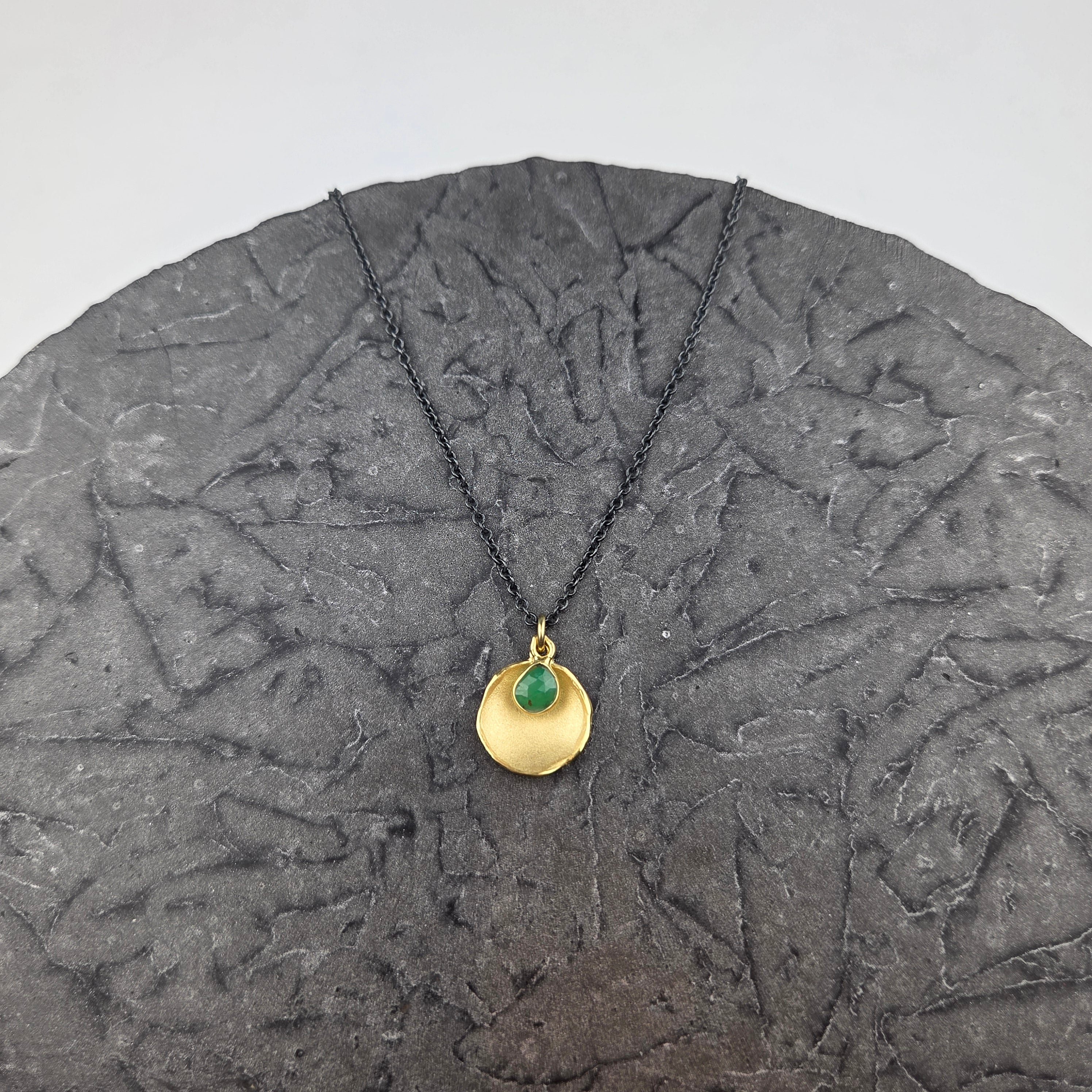 Dishy Emerald Pendant Necklace - Heart of the Home Inc