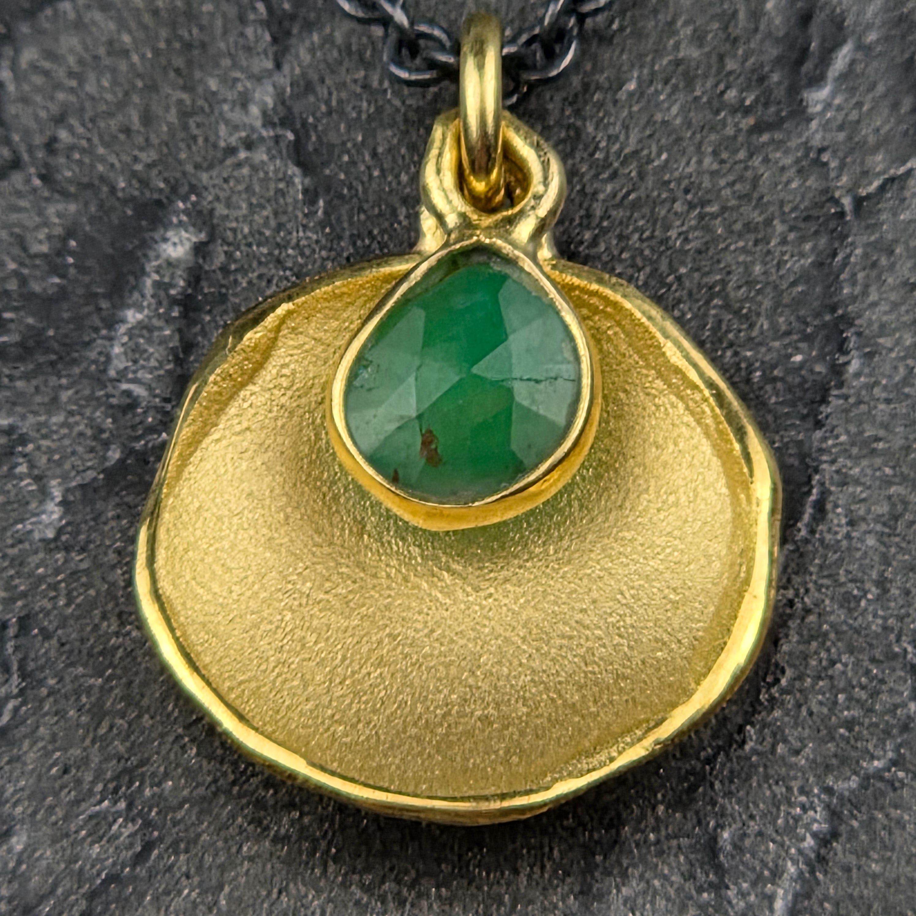 Dishy Emerald Pendant Necklace - Heart of the Home Inc