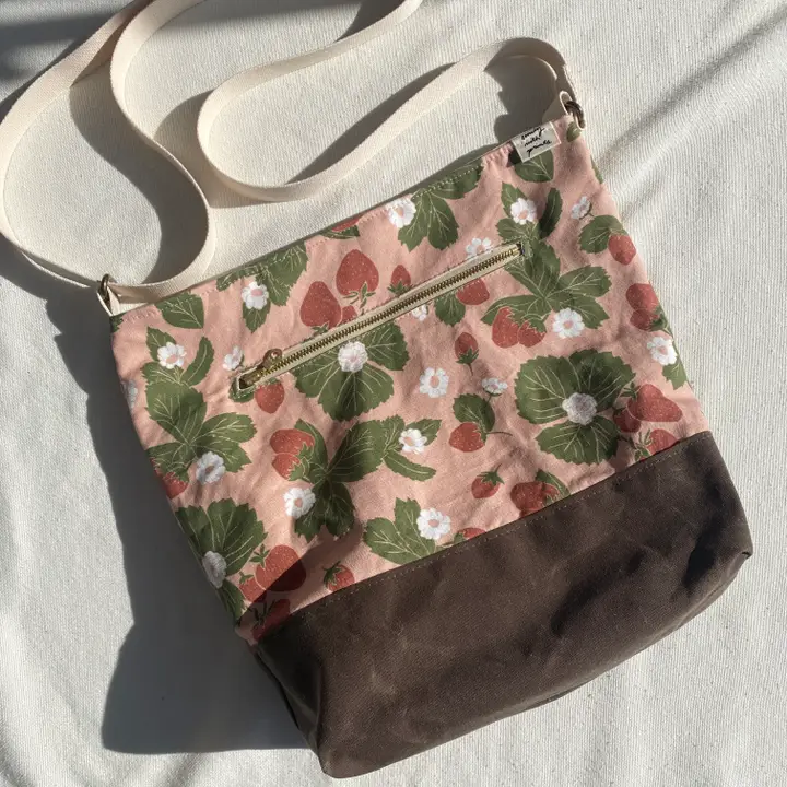Strawberry Large Crossbody Bag - Heart of the Home Inc