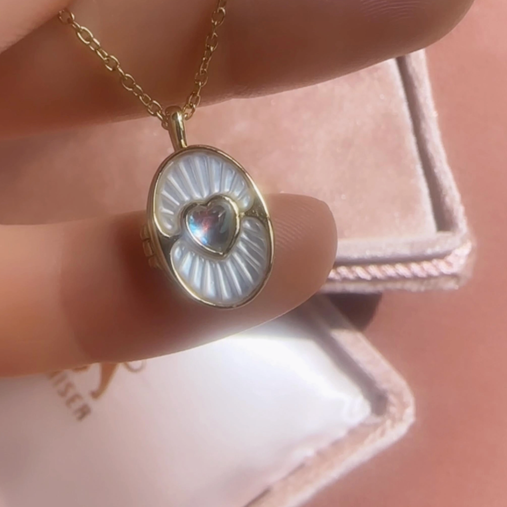 Mother of Pearl Dive in Deep Locket - Heart of the Home Inc